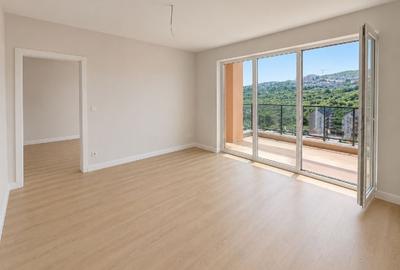 Apartament cu 3 camere semidecomandat în Florești - 1