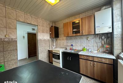 Apartament cu 3 camere semidecomandat în Central