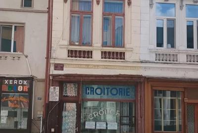 Casă individuală cu 6 camere cu Canalizare în Central