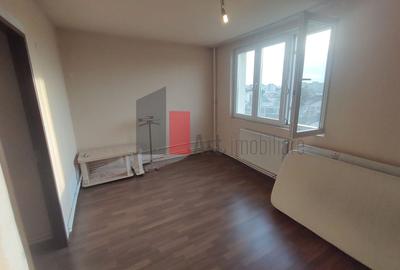 Apartament cu 3 camere semidecomandat în Alexandru Obregia