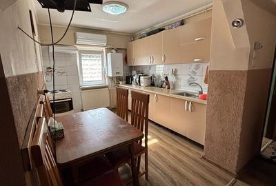 Apartament cu 3 camere decomandat în Micro 17
