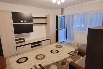 Apartament cu 3 camere decomandat în Micro 4