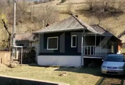 Casă cu 2 camere cu Teren 1380 Mp în Central