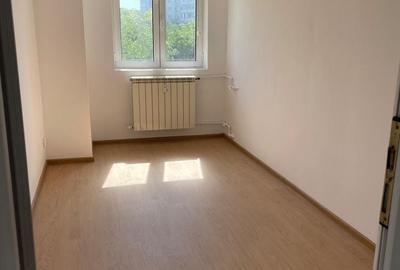 Apartament cu 3 camere semidecomandat în Exterior Vest