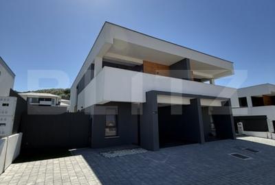 Duplex cu 4 camere cu Canalizare în Chinteni