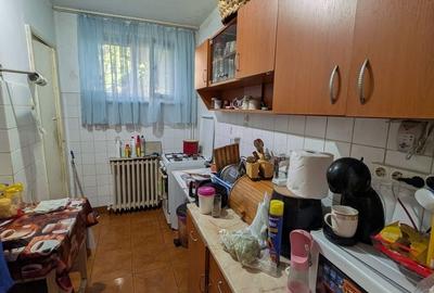 Apartament cu 3 camere semidecomandat în Calea București