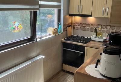 Apartament cu 3 camere decomandat în Roșu
