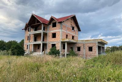 Casă individuală cu 5 camere cu Teren 2500 Mp în Cristești
