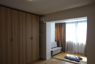 Apartament cu 3 camere semidecomandat, mobilat în Decebal - 8