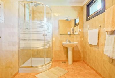 Casă individuală cu 14 camere cu Teren 1360 Mp în Noua - 14