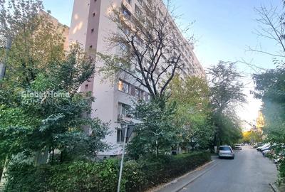 Apartament cu 4 camere semidecomandat, mobilat în Apusului