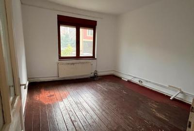 Casă cu 5 camere cu Teren 446 Mp în Florilor