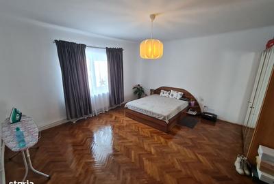 Casă cu 4 camere decomandat în Central