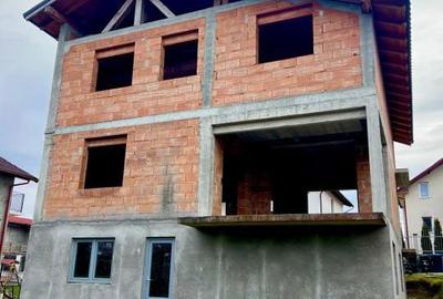 Casă cu 2 camere cu Teren 300 Mp în Central - 2