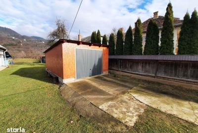 Casă cu 4 camere cu Teren 5500 Mp în Central - 1