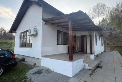 Casă cu 3 camere cu Teren 400 Mp în Central - 1