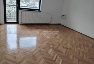 Casă cu 4 camere în Cărpiniș