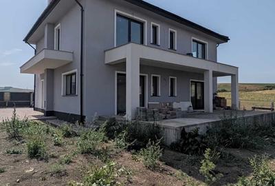 Casă cu 4 camere în Jucu