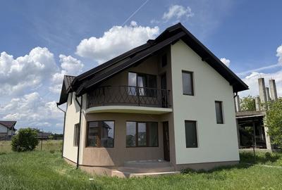 Casă cu 4 camere în Ștefănești
