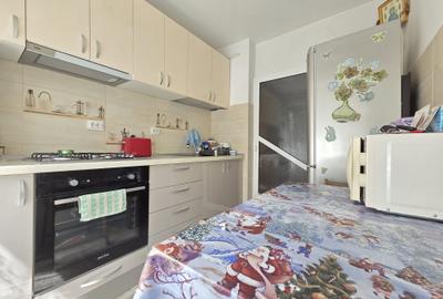 Apartament cu 3 camere semidecomandat în Micro 17