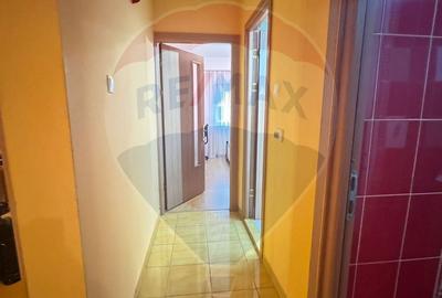 Apartament cu 3 camere decomandat în Calea București
