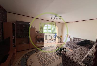 Apartament cu 3 camere decomandat, mobilat în Rovine