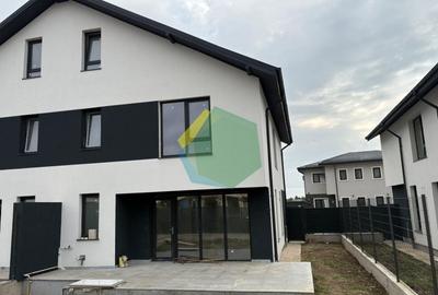 Duplex cu 5 camere cu Canalizare în Central