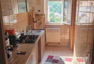 Apartament cu 3 camere decomandat în Dărmănești