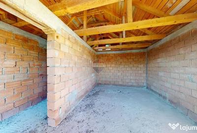 Casă cu 5 camere cu Teren 1000 Mp în Cristian