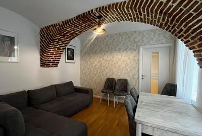 Apartament cu 2 camere semidecomandat, mobilat în Centrul Istoric