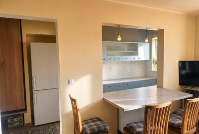 Apartament cu 3 camere semidecomandat, mobilat în Săsar