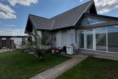 Casă cu 4 camere în Moara