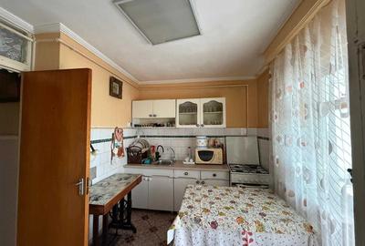 Apartament cu 3 camere decomandat în Găvana