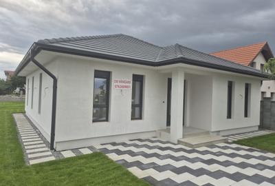 Casă cu 4 camere în Sânleani