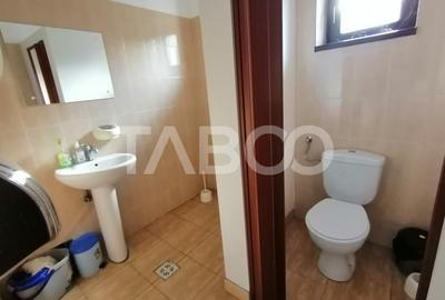 Pensiune 13 camere 16 bai sauna piscina si teren 1565 mp Cisnadioara - 40