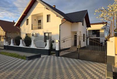 Casă cu 4 camere cu Teren 800 Mp în Botiz - 2
