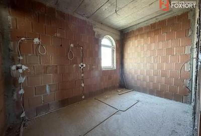 Casă cu 7 camere cu Teren 670 Mp în Moșnița Nouă