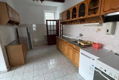 Urgent! 22 Decembrie, apartament la casa ,4 camere, parter - 2