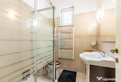 Casă cu 7 camere cu Teren 720 Mp în Central