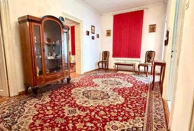 Casă cu 9 camere cu Garaj în P-ța Unirii - 9