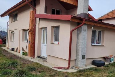 Casă cu 4 camere în Mihăești - 1