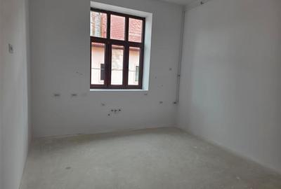 Apartament cu 3 camere semidecomandat în Central - 1