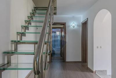 Casă cu 10 camere cu Teren 1074 Mp în Moieciu - 8