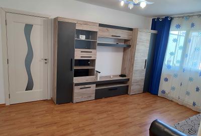 Apartament cu 3 camere semidecomandat în Central - 1