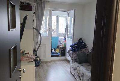 Apartament cu 3 camere semidecomandat, mobilat în Tei