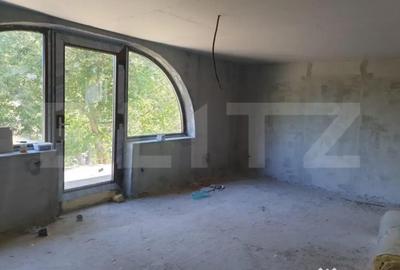 Casă cu 7 camere cu Teren 1000 Mp în Central