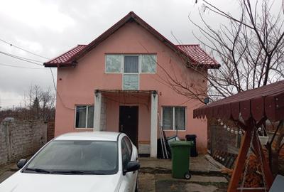 Casă individuală cu 4 camere cu Canalizare în Dragomirești-Deal
