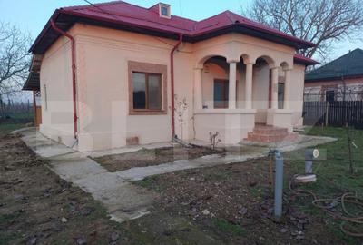 Casă cu 3 camere cu Teren 2200 Mp în Central - 1