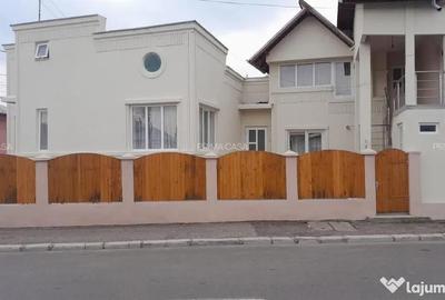 Casă cu 10 camere cu Teren 370 Mp în Central - 1
