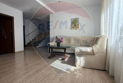 Casa / Vila cu 9 camere de vanzare in zona 1 Mai - 30